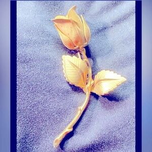 Vintage Giovanni Single Stem Rose Textured Gold Tone Realistic Details Brooch